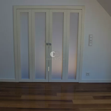 Drzwi Classic z przeszleniami w systemie drzwi składanych