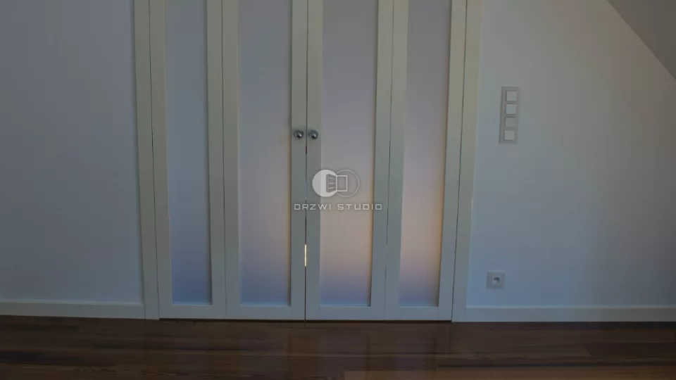 Drzwi Classic z przeszleniami w systemie drzwi składanych