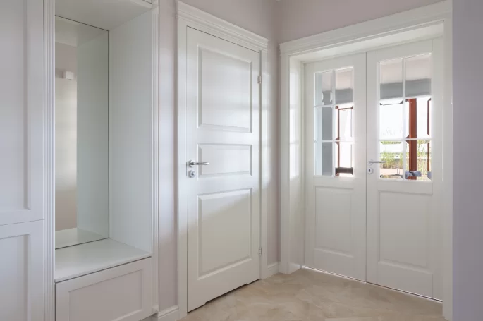 DRZWI - Z LEWEJ STYLE 03 Z PODCIĘCIEM ŁAZIENKOWYM - Z PRAWEJ DRZWI KUNGSATER 532 DWUSKRZYDŁOWE - OŚCIEŻNICA REGULOWANA - OPASKI PŁASKIE 70MM- KORONA MODEL 1.5 - KOLOR NCS 0-502Y - ZAWIASY WIDOCZNE 