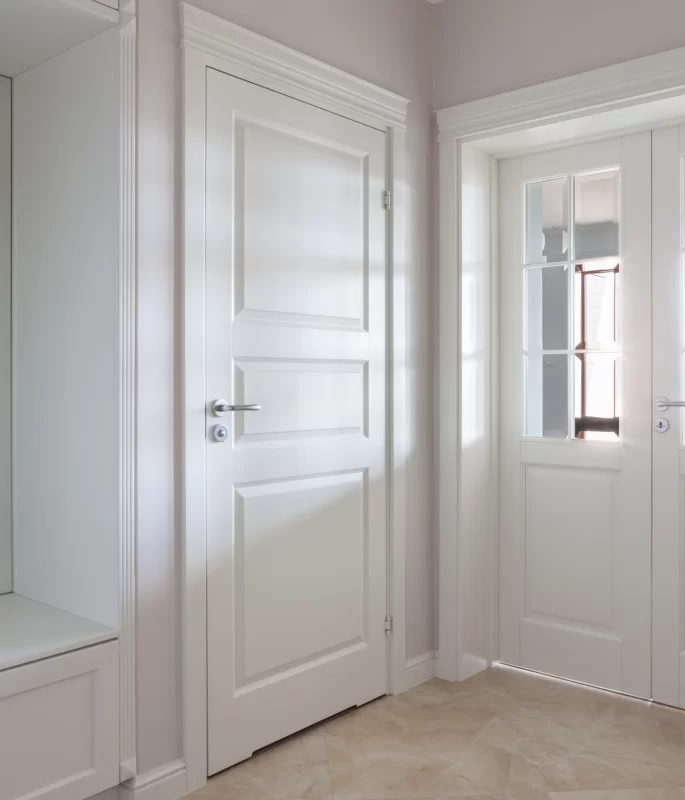 DRZWI - Z LEWEJ STYLE 03 Z PODCIĘCIEM ŁAZIENKOWYM - Z PRAWEJ DRZWI KUNGSATER 532 DWUSKRZYDŁOWE - OŚCIEŻNICA REGULOWANA - OPASKI PŁASKIE 70MM- KORONA MODEL 1.5 - KOLOR NCS 0-502Y - ZAWIASY WIDOCZNE 