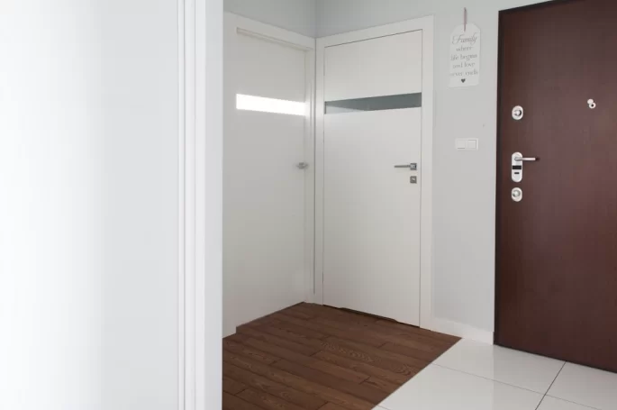 DRZWI HORYZONT H3 Z PODCIĘCIEM ŁAZIENKOWYM - OŚCIEŻNICA STANDARD 80MM - KOLOR BIAŁY RAL 9003 - SZYBA MLECZNA BEZPIECZNA - ZAWIASY CHOWANE