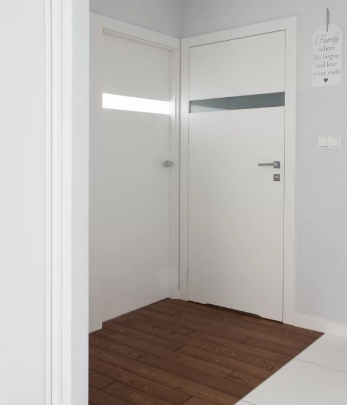 DRZWI HORYZONT H3 Z PODCIĘCIEM ŁAZIENKOWYM - OŚCIEŻNICA STANDARD 80MM - KOLOR BIAŁY RAL 9003 - SZYBA MLECZNA BEZPIECZNA - ZAWIASY CHOWANE