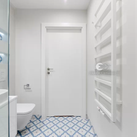 DRZWI TAFLA T1 Z PODCIĘCIEM ŁAZIENKOWYM - OŚCIEŻNICA 90 ST- OPASKI 80MM - LAKIER BIAŁY RAL 9003 - ZAWIASY CHOWANE