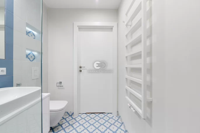 DRZWI TAFLA T1 Z PODCIĘCIEM ŁAZIENKOWYM - OŚCIEŻNICA 90 ST- OPASKI 80MM - LAKIER BIAŁY RAL 9003 - ZAWIASY CHOWANE