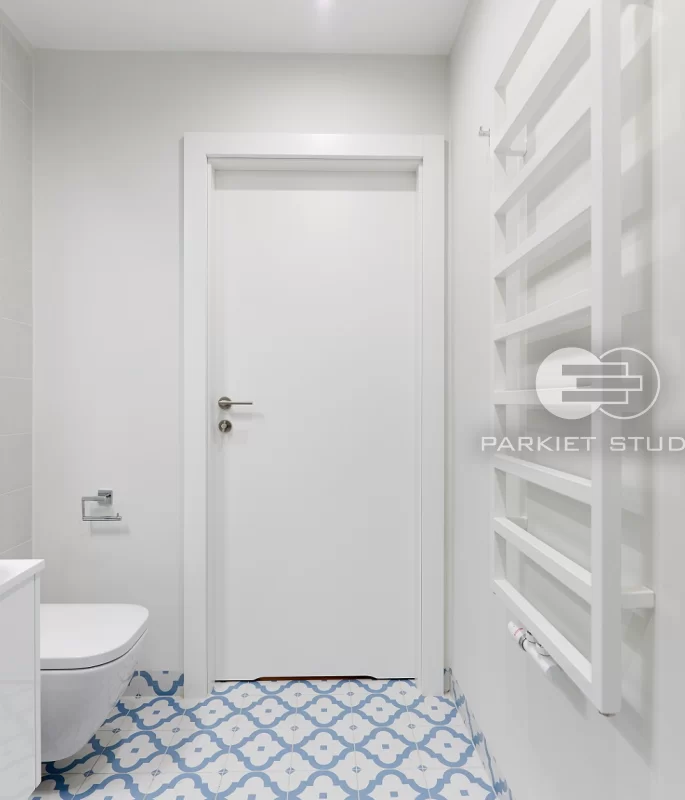 GLASS DOOR T1 WITH BATHROOM UNDERCUT - DOOR FRAME 90 DEGREES - STRIPS 80MM - WHITE LACQUER RAL 9003 - CONCEALED HINGES