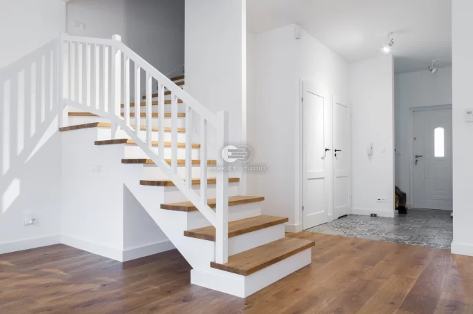 DRZWI BIANCO NEVE 1 Z PODCIĘCIEM ŁAZIENKOWYM - OŚCIEŻNICA REGULOWANA PRZYLGOWA SKOS 45 ST- OPASKI 60MM - OKLEINA ECO FORNIR BIAŁY MAT - ZAWIASY WIDOCZNE