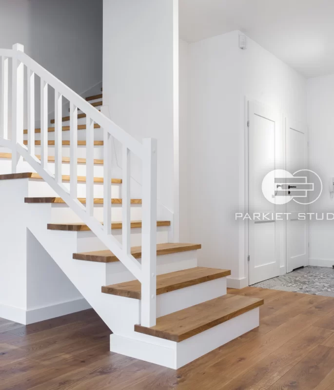 DRZWI BIANCO NEVE 1 Z PODCIĘCIEM ŁAZIENKOWYM - OŚCIEŻNICA REGULOWANA PRZYLGOWA SKOS 45 ST- OPASKI 60MM - OKLEINA ECO FORNIR BIAŁY MAT - ZAWIASY WIDOCZNE