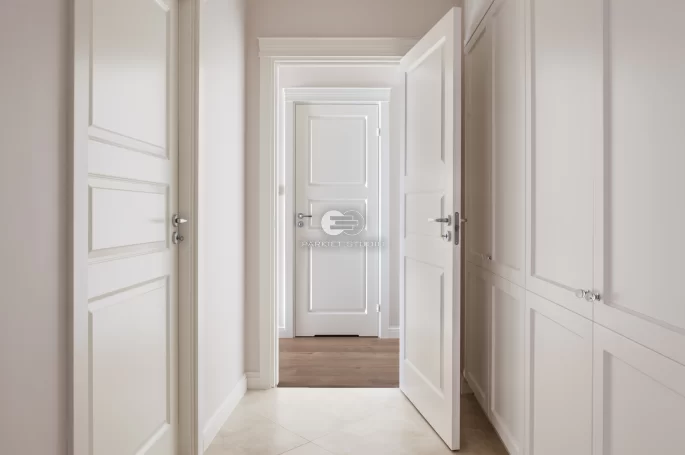 DRZWI STYLE 03 - OŚCIEŻNICA REGULOWANA - OPASKI PŁASKIE 70MM- KORONA MODEL 1.5 - KOLOR NCS 0-502Y - ZAWIASY WIDOCZNE - W TLE DRZWI STYLE 03 Z PODCIĘCIEM WENTYLACYJNYM