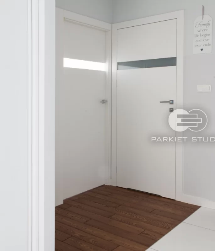 DRZWI HORYZONT H3 Z PODCIĘCIEM ŁAZIENKOWYM - OŚCIEŻNICA STANDARD 80MM - KOLOR BIAŁY RAL 9003 - SZYBA MLECZNA BEZPIECZNA - ZAWIASY CHOWANE