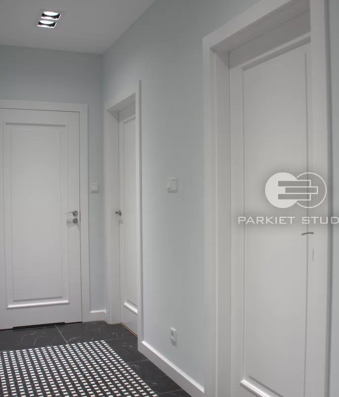 DRZWI KLASIK 01 ŁAZIENKOWE - OŚCIEŻNICA REGULOWANA - OPASKI 80MM - KOLOR BIAŁY RAL 9003 SATYNA - ZAWIASY UKRYTE