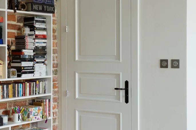 DRZWI KLASIK 03 ŁAZIENKOWE Z PODCIĘCIEM U- OŚCIEŻNICA REGULOWANA - OPASKI 80MM - KOLOR BIAŁY RAL 9003 SATYNA - ZAWIASY WIDOCZNE