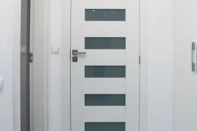 DRZWI KOMFORT K1 ŁAZIENKOWE Z PODCIĘCIEM U - SZKŁO MLECZNE BEZPIECZNE - KOLOR BIAŁY RAL 9003 - OŚCIEŻNICA STANDARD 80MM - ZAWIASY WIDOCZNE INOX