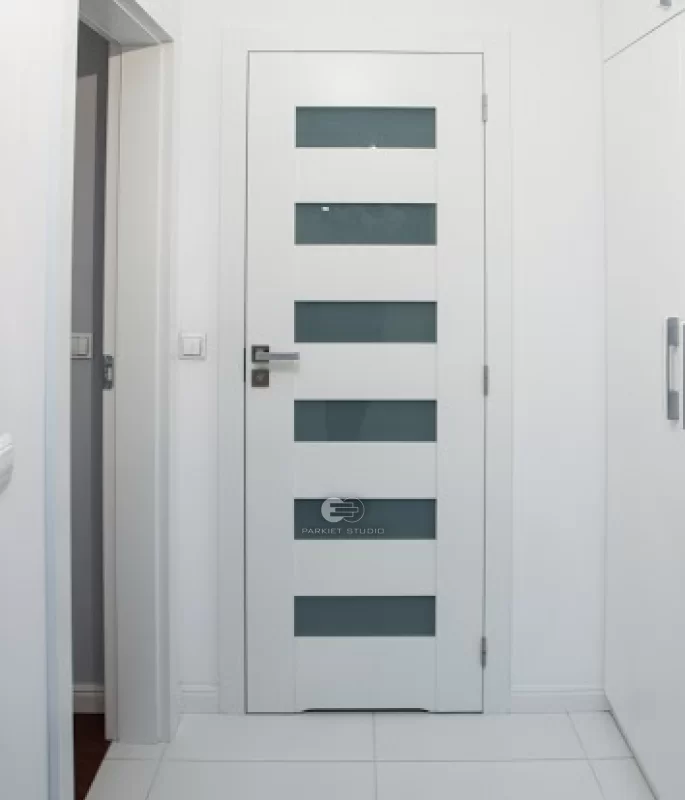 DRZWI KOMFORT K1 ŁAZIENKOWE Z PODCIĘCIEM U - SZKŁO MLECZNE BEZPIECZNE - KOLOR BIAŁY RAL 9003 - OŚCIEŻNICA STANDARD 80MM - ZAWIASY WIDOCZNE INOX