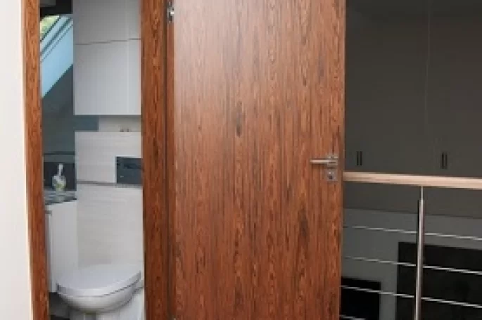 DRZWI TAFLA T1 Z PODCIĘCIEM ŁAZIENKOWYM - OŚCIEŻNICA SKOS 45 ST- OPASKI 80MM - FORNIR PALISANDER - ZAWIASY CHOWANE