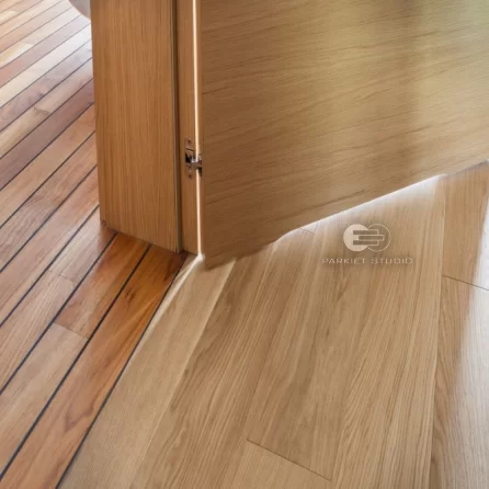 DRZWI TAFLA T2 USŁOJENIE POZIOME Z PODCIĘCIEM ŁAZIENKOWYM - OŚCIEŻNICA SKOS 45 ST- OPASKI 80MM - FORNIR DĄB NATURALNY - ZAWIASY CHOWANE