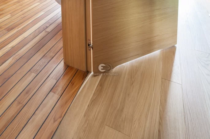 DRZWI TAFLA T2 USŁOJENIE POZIOME Z PODCIĘCIEM ŁAZIENKOWYM - OŚCIEŻNICA SKOS 45 ST- OPASKI 80MM - FORNIR DĄB NATURALNY - ZAWIASY CHOWANE