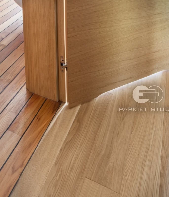 DRZWI TAFLA T2 USŁOJENIE POZIOME Z PODCIĘCIEM ŁAZIENKOWYM - OŚCIEŻNICA SKOS 45 ST- OPASKI 80MM - FORNIR DĄB NATURALNY - ZAWIASY CHOWANE