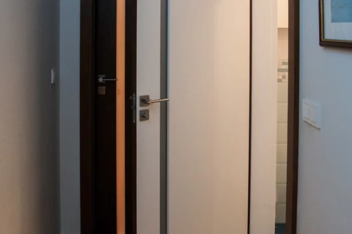 DRZWI VERTICAL V4 DWUKOOROWE Z PODCIĘCIEM ŁAZIENKOWYM - SZYBA MLECZNA BEZPIECZNA - OŚCIEŻNICA STANDARD 80MM - FORNIR DĄB DOBARWIANY - KOLOR BIAŁY RAL 9003 - ZAWIASY CHOWANE