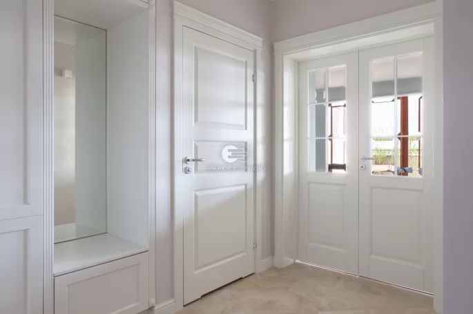 DRZWI - Z LEWEJ STYLE 03 Z PODCIĘCIEM ŁAZIENKOWYM - Z PRAWEJ DRZWI KUNGSATER 532 DWUSKRZYDŁOWE - OŚCIEŻNICA REGULOWANA - OPASKI PŁASKIE 70MM- KORONA MODEL 1.5 - KOLOR NCS 0-502Y - ZAWIASY WIDOCZNE 