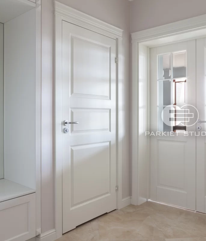 DRZWI - Z LEWEJ STYLE 03 Z PODCIĘCIEM ŁAZIENKOWYM - Z PRAWEJ DRZWI KUNGSATER 532 DWUSKRZYDŁOWE - OŚCIEŻNICA REGULOWANA - OPASKI PŁASKIE 70MM- KORONA MODEL 1.5 - KOLOR NCS 0-502Y - ZAWIASY WIDOCZNE 