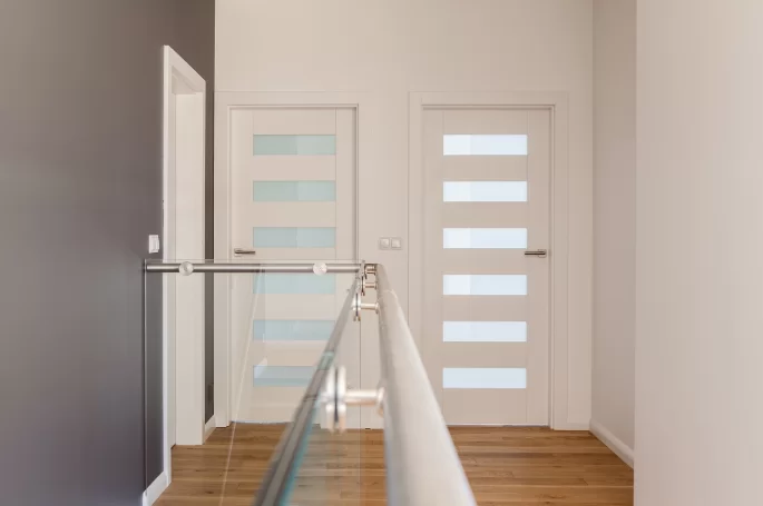 DRZWI KOMFORT - SZKŁO MLECZNE BEZPIECZNE - KOLOR BIAŁY RAL 9003 - OŚCIEŻNICA STANDARD 80MM - ZAWIASY WIDOCZNE INOX