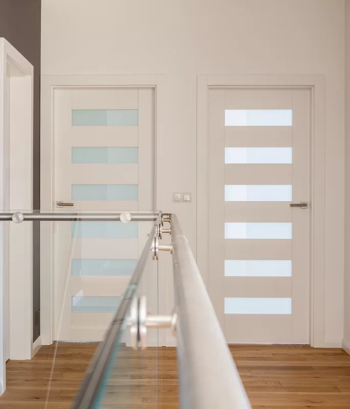 DRZWI KOMFORT - SZKŁO MLECZNE BEZPIECZNE - KOLOR BIAŁY RAL 9003 - OŚCIEŻNICA STANDARD 80MM - ZAWIASY WIDOCZNE INOX