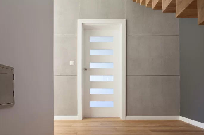 DRZWI KOMFORT K1 - SZKŁO MLECZNE BEZPIECZNE - KOLOR BIAŁY RAL 9003 - OŚCIEŻNICA STANDARD 80MM - ZAWIASY CHOWANE