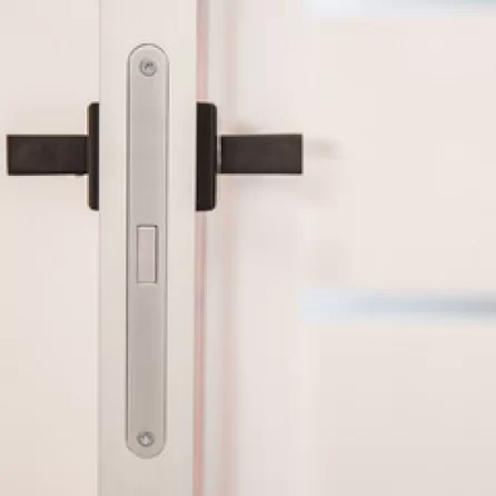 Zawiasy, zamek i klamki