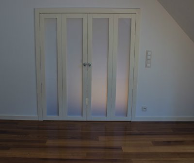 DRZWI CLASSIC C4 DWUSKRZYDŁOWE - OŚCIEŻNICA STANDRAD 80MM - KOLOR RAL 9010 POŁYSK- SZYBA STAYNOWANA - ZAWIASY CHOWANE - SYSTEM DRZWI SKŁADANYCH PODWÓJNYCH