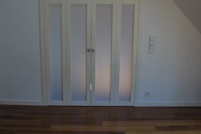 DRZWI CLASSIC C4 DWUSKRZYDŁOWE - OŚCIEŻNICA STANDRAD 80MM - KOLOR RAL 9010 POŁYSK- SZYBA STAYNOWANA - ZAWIASY CHOWANE - SYSTEM DRZWI SKŁADANYCH PODWÓJNYCH