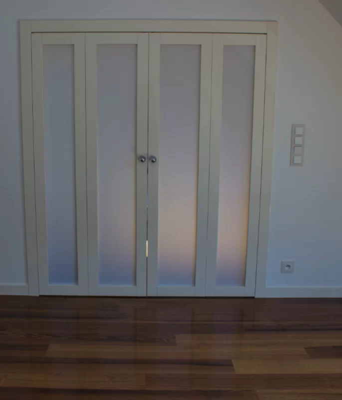 DRZWI CLASSIC C4 DWUSKRZYDŁOWE - OŚCIEŻNICA STANDRAD 80MM - KOLOR RAL 9010 POŁYSK- SZYBA STAYNOWANA - ZAWIASY CHOWANE - SYSTEM DRZWI SKŁADANYCH PODWÓJNYCH