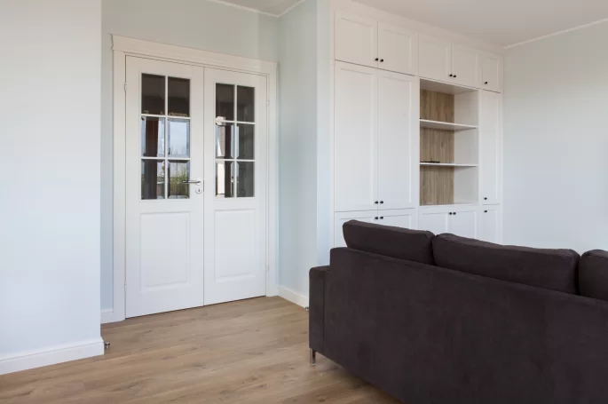 DRZWI KUNGSATER 532 DWUSKRZYDŁOWE - OŚCIEŻNICA REGULOWANA - OPASKI PŁASKIE 70MM- KORONA MODEL 1.5 - KOLOR NCS 0-502Y - ZAWIASY WIDOCZNE - SZYBA BEZBARWNA PRZEZROCZYSTA FAZOWANA 