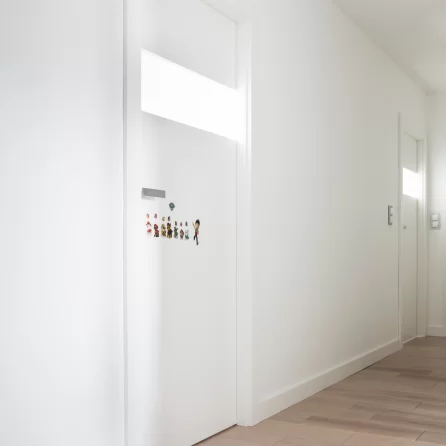 DRZWI HORYZONT H1 - OŚCIEŻNICA STANDARD 80MM - KOLOR BIAŁY RAL 9003 - SZYBA MLECZNA BEZPIECZNA - ZAWIASY CHOWANE