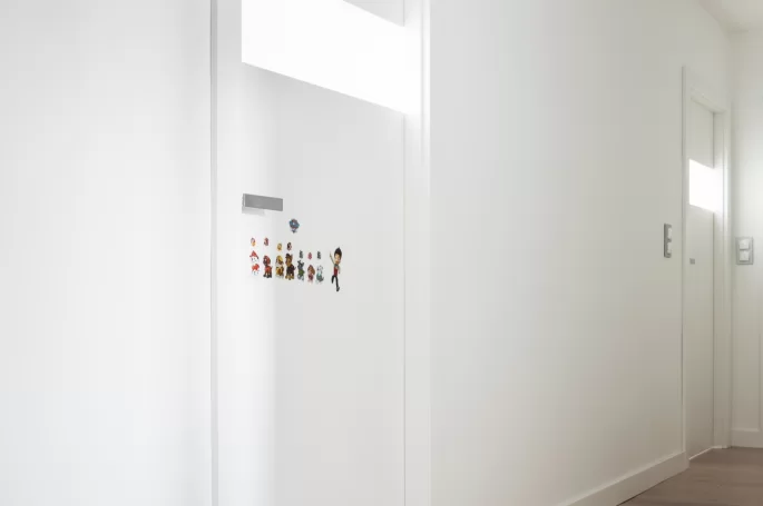 DRZWI HORYZONT H1 - OŚCIEŻNICA STANDARD 80MM - KOLOR BIAŁY RAL 9003 - SZYBA MLECZNA BEZPIECZNA - ZAWIASY CHOWANE