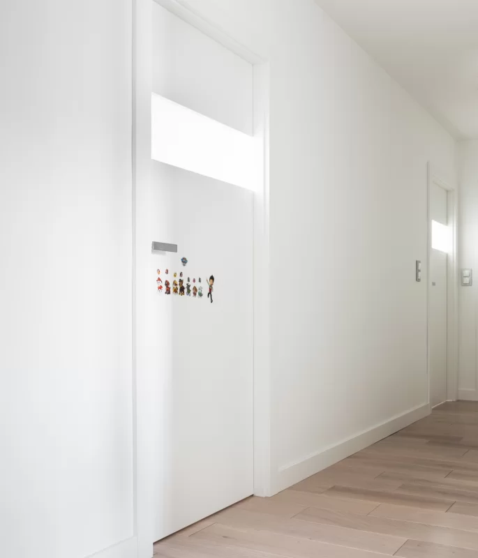 HORIZONT H1 DOOR - STANDARD 80MM DOOR FRAME - WHITE RAL 9003 COLOR - MILKY SAFETY GLASS - CONCEALED HINGES