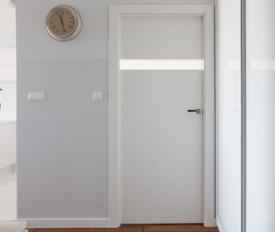 DRZWI HORYZONT H3 - OŚCIEŻNICA STANDARD 80MM - KOLOR BIAŁY RAL 9003 - SZYBA MLECZNA BEZPIECZNA - ZAWIASY CHOWANE