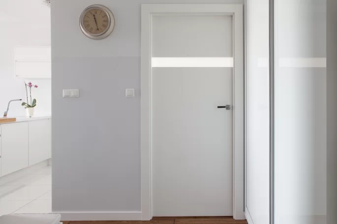 DRZWI HORYZONT H3 - OŚCIEŻNICA STANDARD 80MM - KOLOR BIAŁY RAL 9003 - SZYBA MLECZNA BEZPIECZNA - ZAWIASY CHOWANE