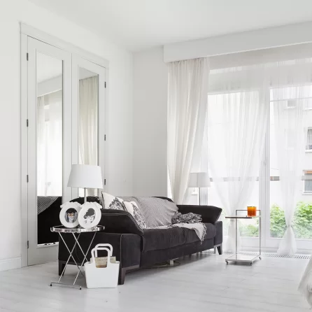 DRZWI KLASIK 01 Z LUSTREM - OŚCIEŻNICA REGULOWANA - OPASKI 60MM - PORTAL GÓRNY 1.5 - KOLOR BIAŁY RAL 9003 SATYNA - ZAWIASY WIDOCZNE INOX