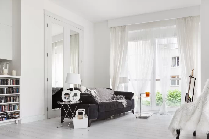 DRZWI KLASIK 01 Z LUSTREM - OŚCIEŻNICA REGULOWANA - OPASKI 60MM - PORTAL GÓRNY 1.5 - KOLOR BIAŁY RAL 9003 SATYNA - ZAWIASY WIDOCZNE INOX