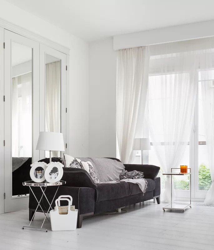 DRZWI KLASIK 01 Z LUSTREM - OŚCIEŻNICA REGULOWANA - OPASKI 60MM - PORTAL GÓRNY 1.5 - KOLOR BIAŁY RAL 9003 SATYNA - ZAWIASY WIDOCZNE INOX