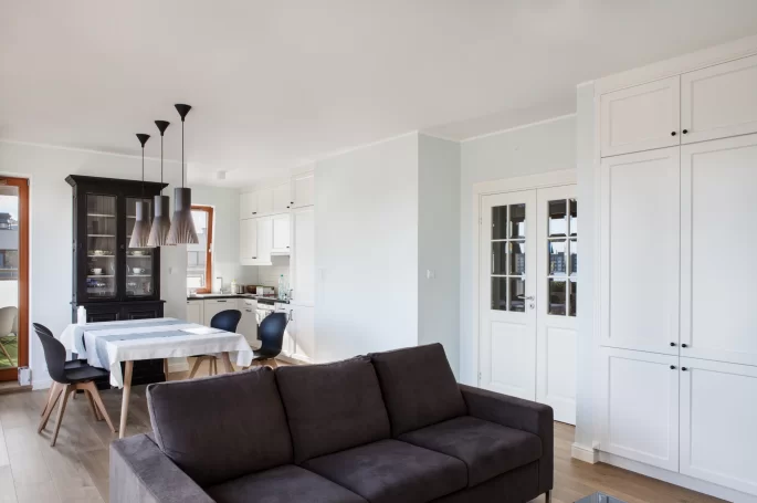 DRZWI KUNGSATER 532 DWUSKRZYDŁOWE - OŚCIEŻNICA REGULOWANA - OPASKI PŁASKIE 70MM- KORONA MODEL 1.5 - KOLOR NCS 0-502Y - ZAWIASY WIDOCZNE - SZYBA BEZBARWNA PRZEZROCZYSTA FAZOWANA