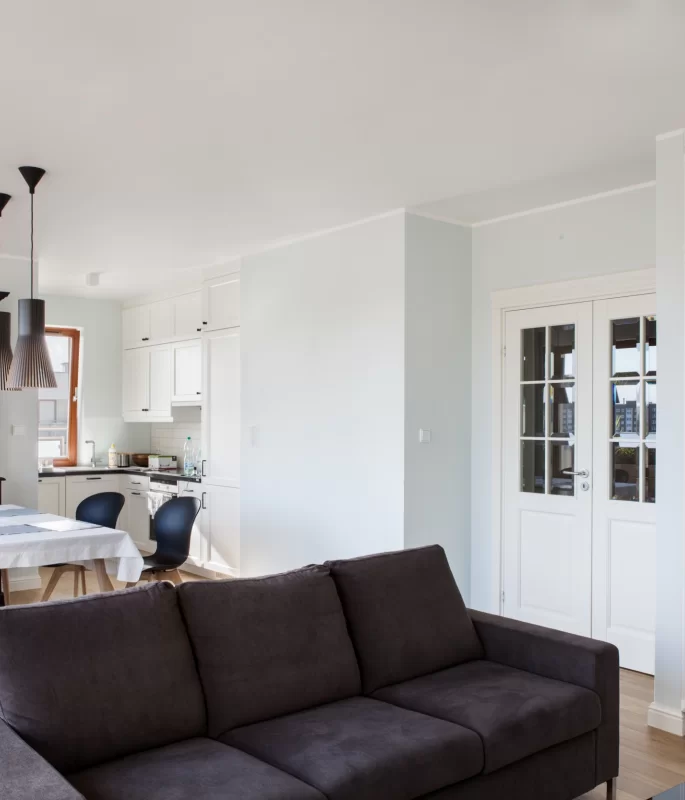 DRZWI KUNGSATER 532 DWUSKRZYDŁOWE - OŚCIEŻNICA REGULOWANA - OPASKI PŁASKIE 70MM- KORONA MODEL 1.5 - KOLOR NCS 0-502Y - ZAWIASY WIDOCZNE - SZYBA BEZBARWNA PRZEZROCZYSTA FAZOWANA