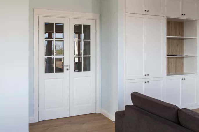 DRZWI KUNGSATER 532 DWUSKRZYDŁOWE - OŚCIEŻNICA REGULOWANA - OPASKI PŁASKIE 70MM- KORONA MODEL 1.5 - KOLOR NCS 0-502Y - ZAWIASY WIDOCZNE - SZYBA BEZBARWNA PRZEZROCZYSTA FAZOWANA