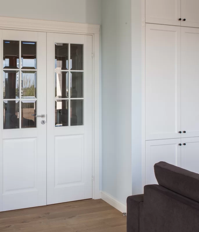 DRZWI KUNGSATER 532 DWUSKRZYDŁOWE - OŚCIEŻNICA REGULOWANA - OPASKI PŁASKIE 70MM- KORONA MODEL 1.5 - KOLOR NCS 0-502Y - ZAWIASY WIDOCZNE - SZYBA BEZBARWNA PRZEZROCZYSTA FAZOWANA