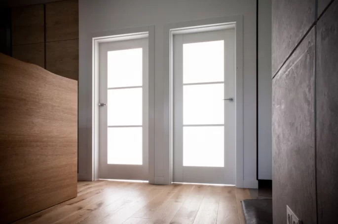 DRZWI ONYX O1 - OŚCIEŻNICA STANDARD 80MM - KOLOR BIAŁY RAL 9003 - SZYBA MLECZNA BEZPIECZNA - ZAWIASY CHOWANE