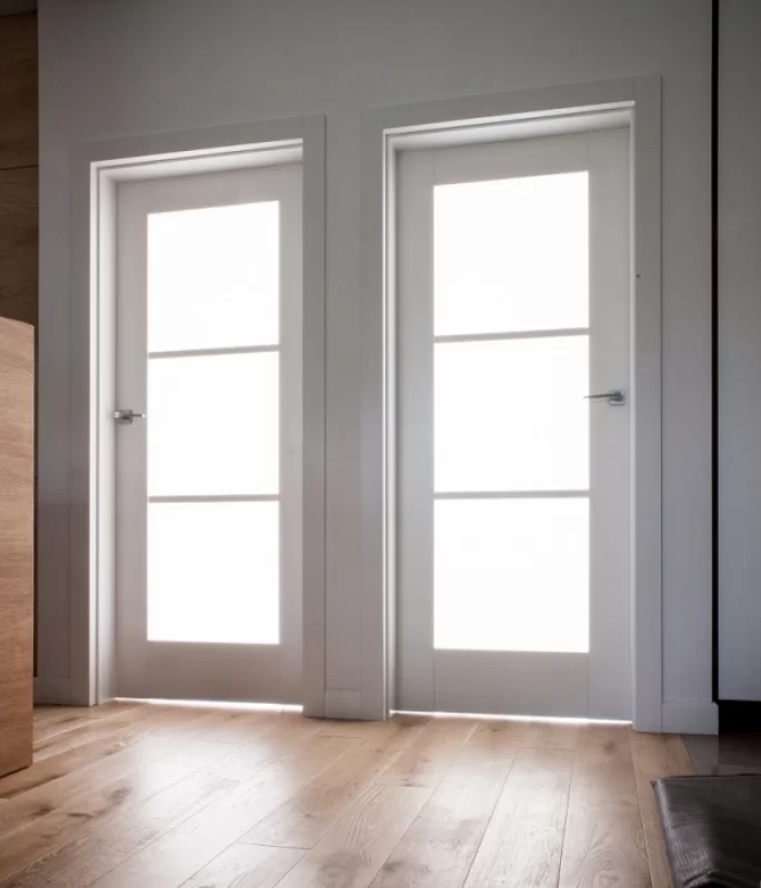 DRZWI ONYX O1 - OŚCIEŻNICA STANDARD 80MM - KOLOR BIAŁY RAL 9003 - SZYBA MLECZNA BEZPIECZNA - ZAWIASY CHOWANE