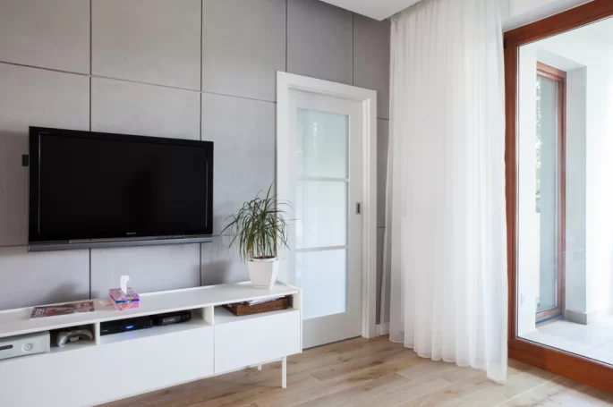 DRZWI ONYX O1 SUWANE W KASECIE - OŚCIEŻNICA STANDARD 80MM - KOLOR BIAŁY RAL 9003 - SZYBA MLECZNA BEZPIECZNA - ZAWIASY CHOWANE