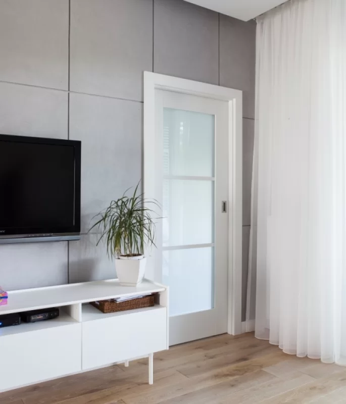 DRZWI ONYX O1 SUWANE W KASECIE - OŚCIEŻNICA STANDARD 80MM - KOLOR BIAŁY RAL 9003 - SZYBA MLECZNA BEZPIECZNA - ZAWIASY CHOWANE