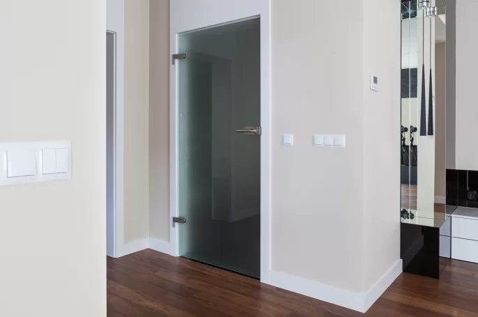 DRZWI SZKLANE-SZKŁO SATINATO HARTOWANE-OŚCIEŻNICA PODWYŻSZONA TOWER-OPASKI 80MM-KOLOR BIAŁY RAL 9003-OKUCIA INOX