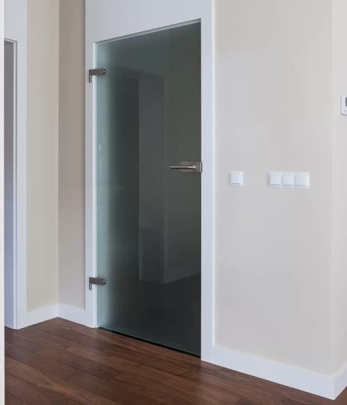 DRZWI SZKLANE-SZKŁO SATINATO HARTOWANE-OŚCIEŻNICA PODWYŻSZONA TOWER-OPASKI 80MM-KOLOR BIAŁY RAL 9003-OKUCIA INOX